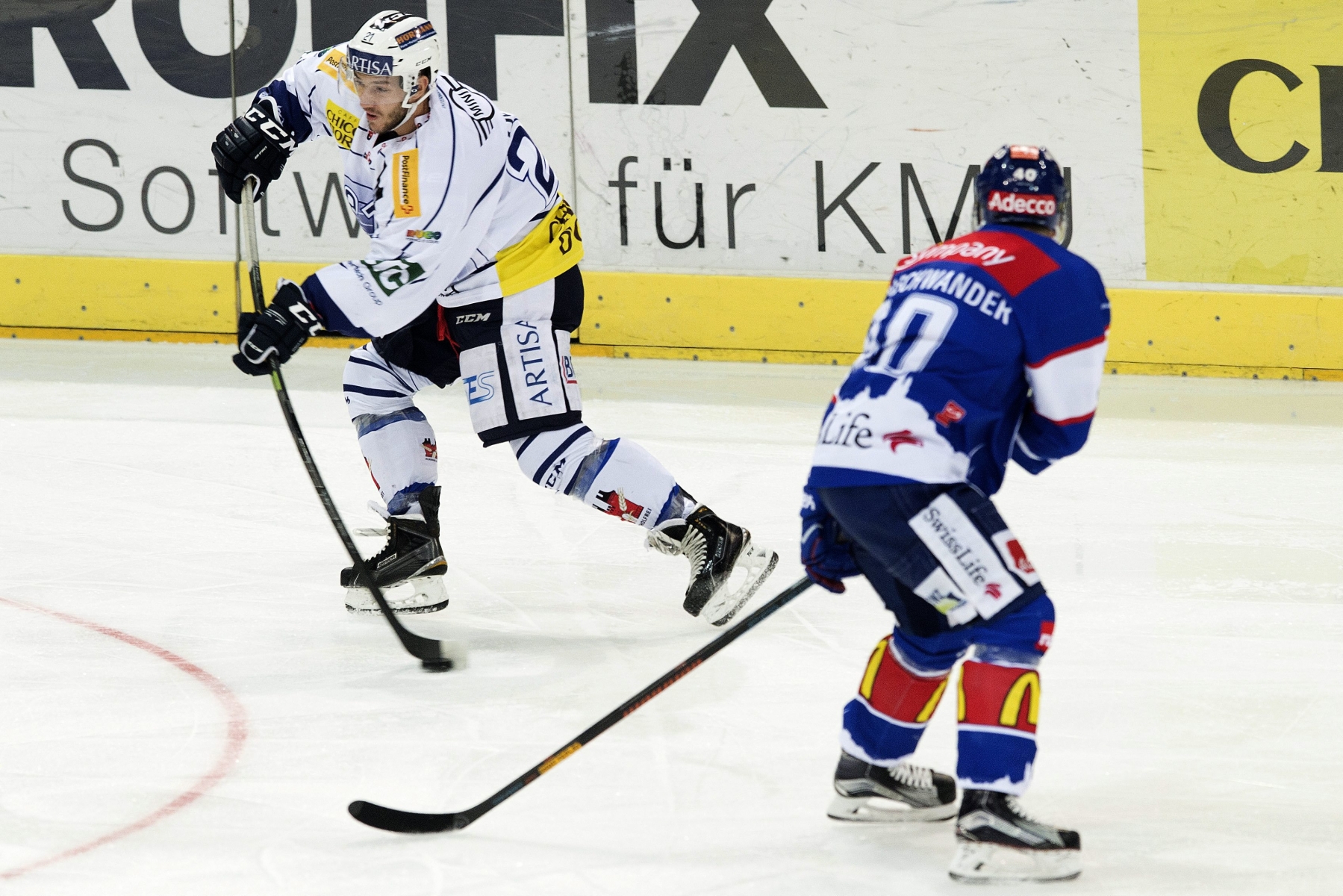 Jason Fuchs (en blanc) portera les couleurs du HC Bienne dès la saison prochaine.