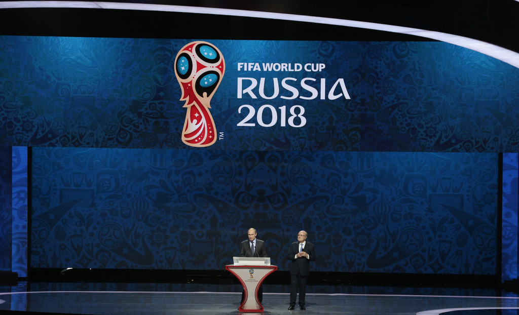 L’ex-président de la FIFA, Sepp Blatter, à droite, et le président russe Vladimir Poutine lors du tirage au sort préliminaire de la Coupe du Monde 2018 de football, le 25 juillet 2015 à Saint-Pétersbourg, en Russie.