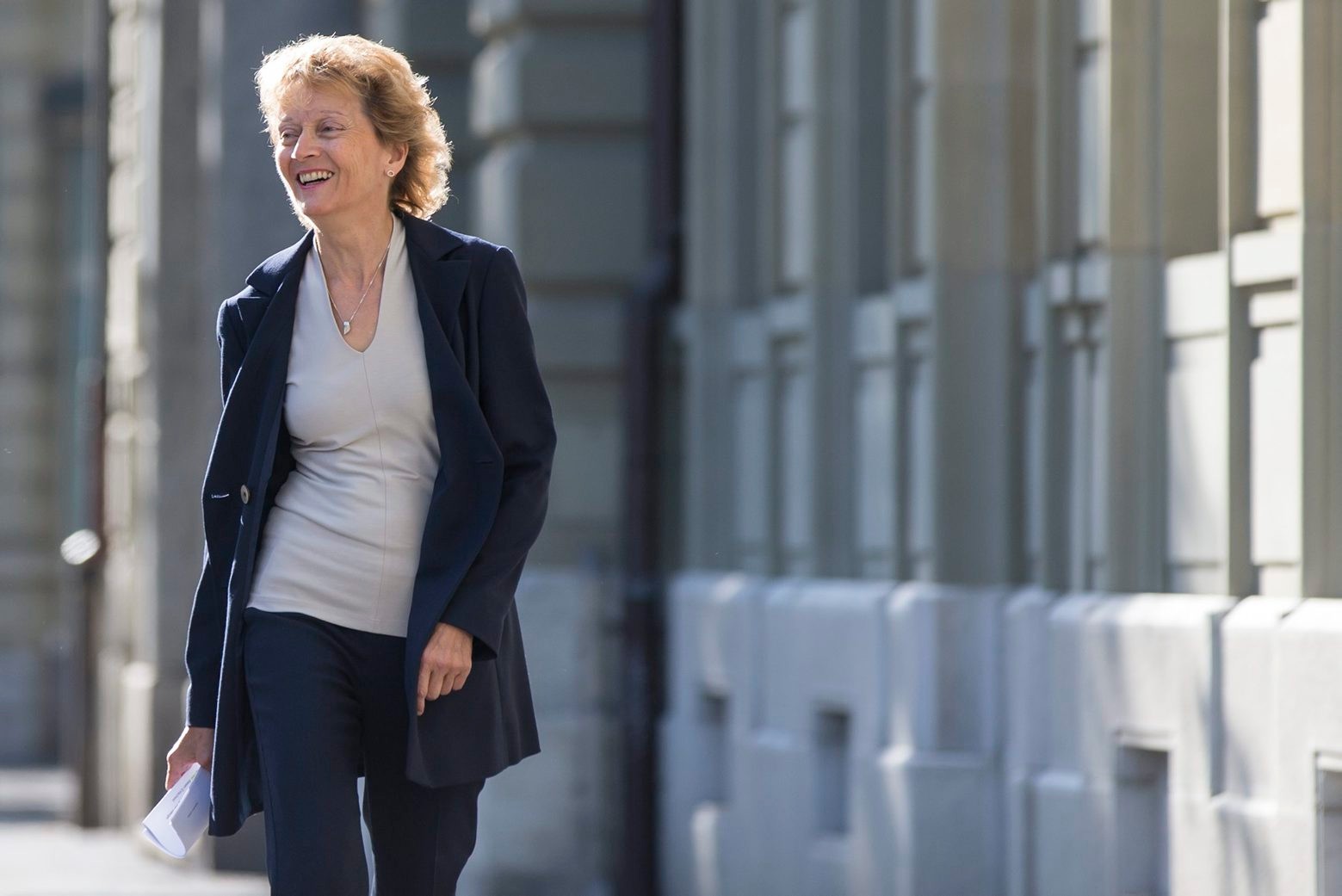 ARCHIV --- ZUR RUECKTRITTSANKUENDIGUNG VON BUNDESRAETIN WIDMER-SCHLUMPF STELLEN WIR IHNEN FOLGENDES BILD ZUR VERFUEGUNG --- Bundesraetin Eveline Widmer-Schlumpf auf dem Weg zum Medienzentrum vor einer Medienkonferenz, am Sonntag, 28. September 2014, in Bern. (KEYSTONE/Peter Klaunzer) SCHWEIZ BUNDESRAT ABSTIMMUNGEN