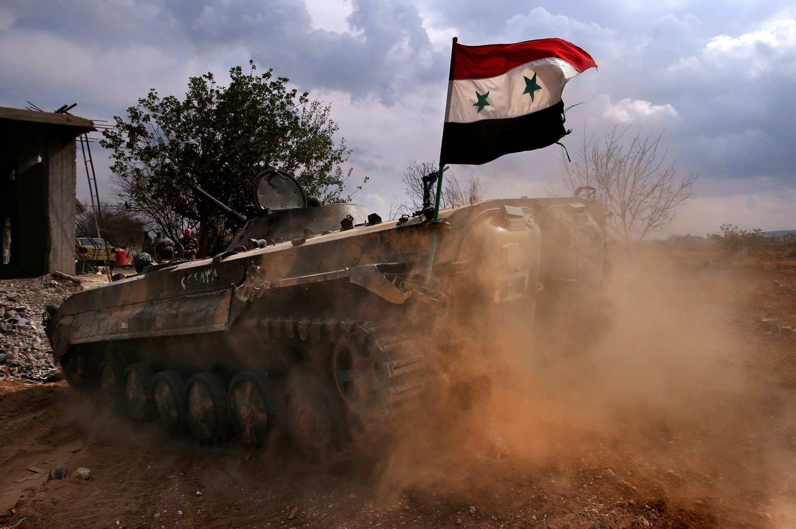 AL KISWAH, SYRIA. OCTOBER 28, 2015. A Syrian government army MICV with a national flag in a suburb of Damascus. Valery Sharifulin/TASS (KEYSTONE/TASS/Valery Sharifulin) TS010CA8