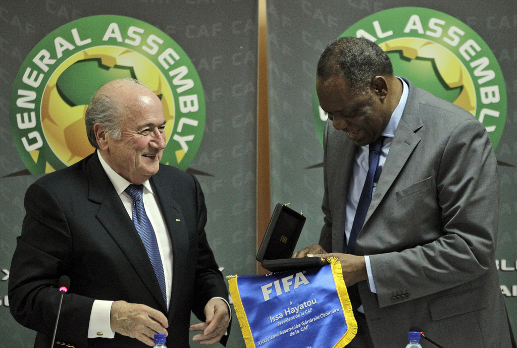 Issa Hayatou devient le président de la FIFA par intérim.