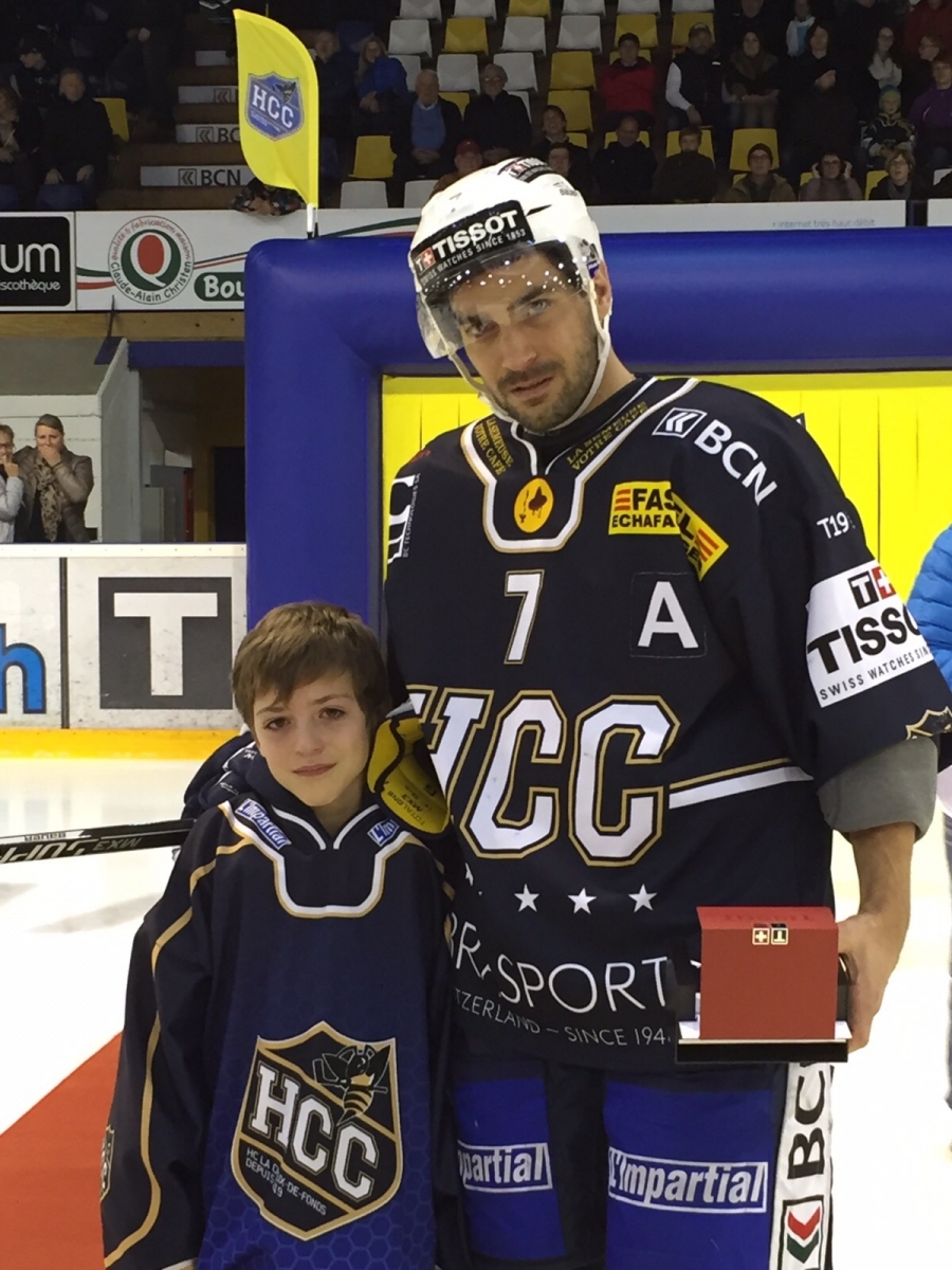 Avant la rencontre, Michael Neininger a reçu un cadeau des mains de son fils Mael pour son 1000e match en ligue nationale.