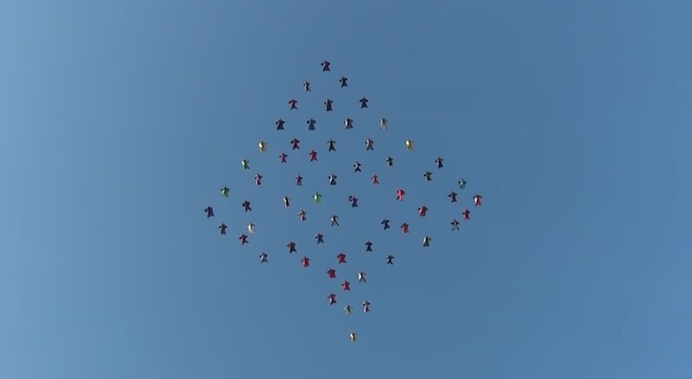 Les parachutistes ont formé un losange multicolore.