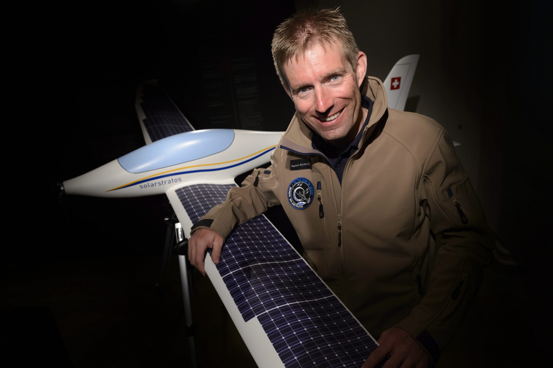 Raphaël Domjan avec la maquette de l'avion solaire SolarStratos.