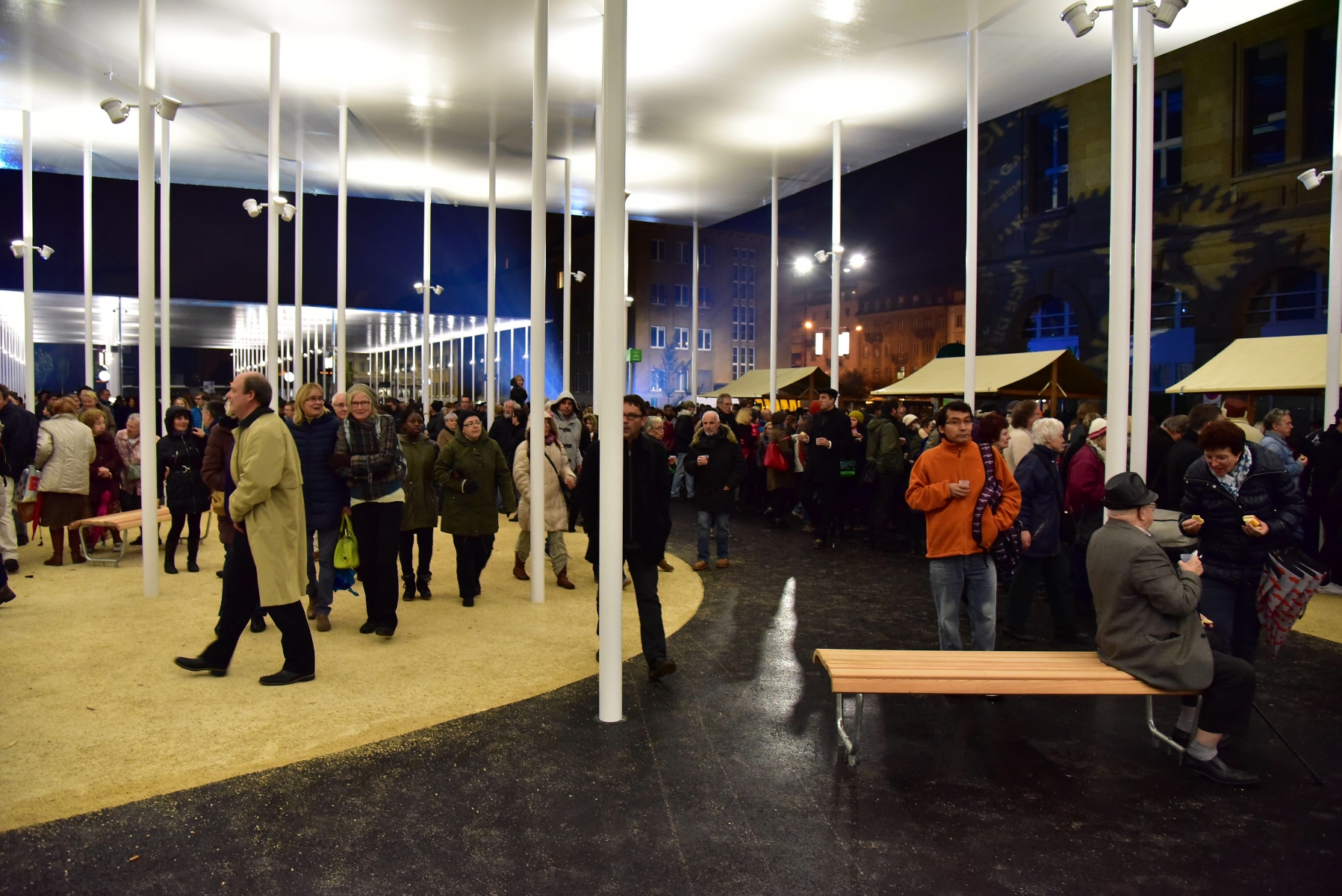 Le couvert où pourrait se tenir le marché, photographié lors de l'inauguration de la nouvelle place de la Gare.