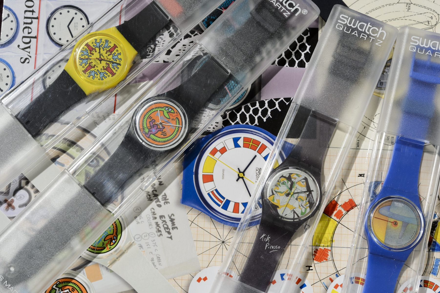 Mille montres, des prototypes, des croquis et autres objets illustrant la création de la Swatch ont été vendus ce mardi à Genève.