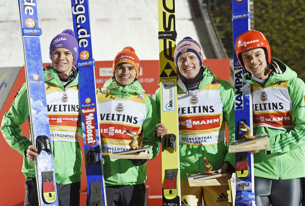 Andreas Wellinger, Richard Freitag, Severin Freund et Andreas Wank et leur premier trophée de la saison.