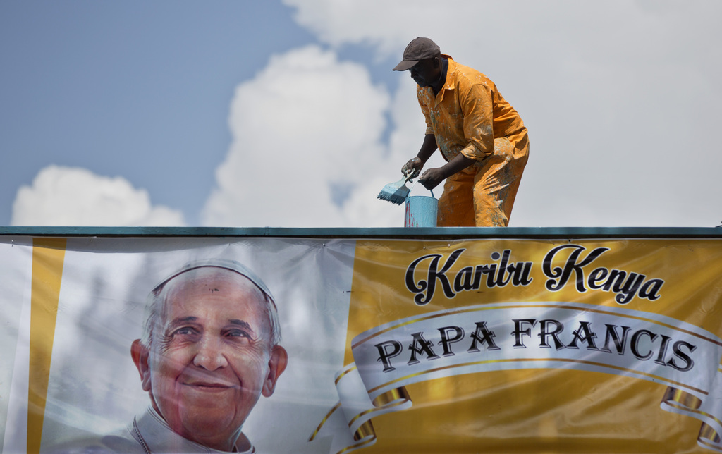 A Nairobi, au Kenya, d'immenses panneaux lui souhaitent déjà la bienvenue en swahili, "Karibu papa Francis".