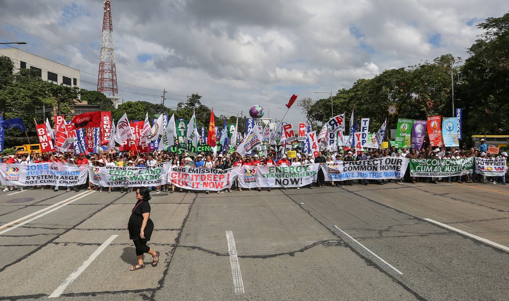 Dans la capitale des Philippines, des dignitaires religieux, étudiants et militants ont défilé, appelant à réduire les émissions de gaz à effet de serre pour atténuer le changement climatique.