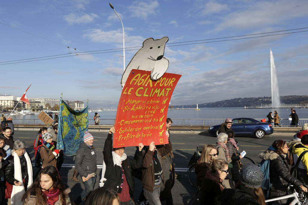 La foule bigarrée portait des pancartes avec des slogans comme "des milliards pour les banques...et pour le climat?".