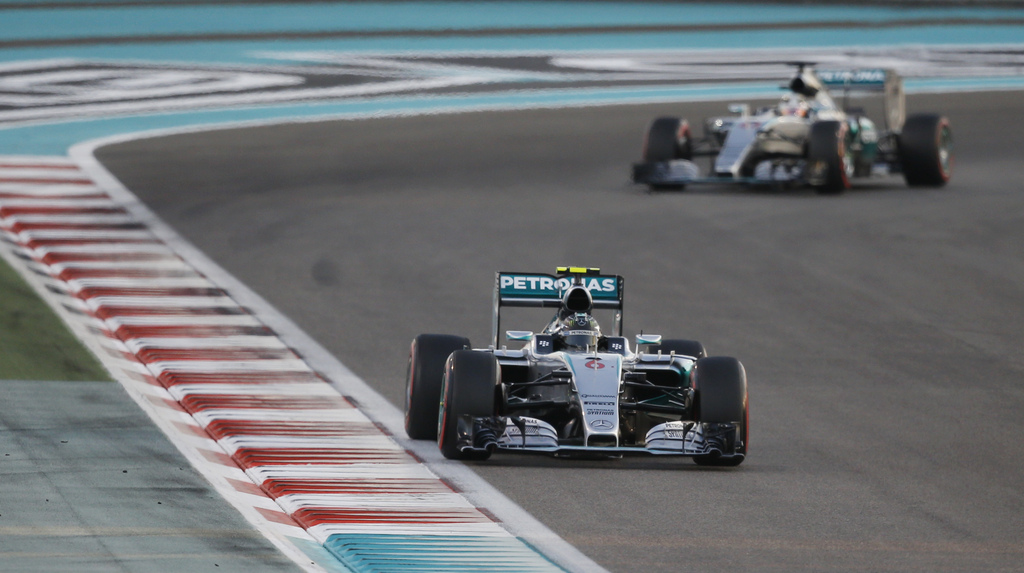 Rosberg, devant Hamilton, a fini très fort puisqu'il a gagné les trois dernières courses, portant à six son nombre de succès en 2015.
