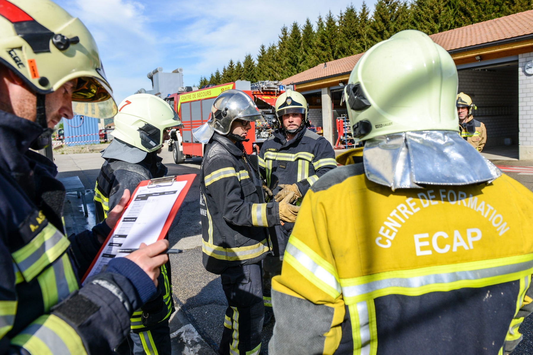 Excercices de pompiers.



COUVET 8 05 2015

Photo: Christian Galley