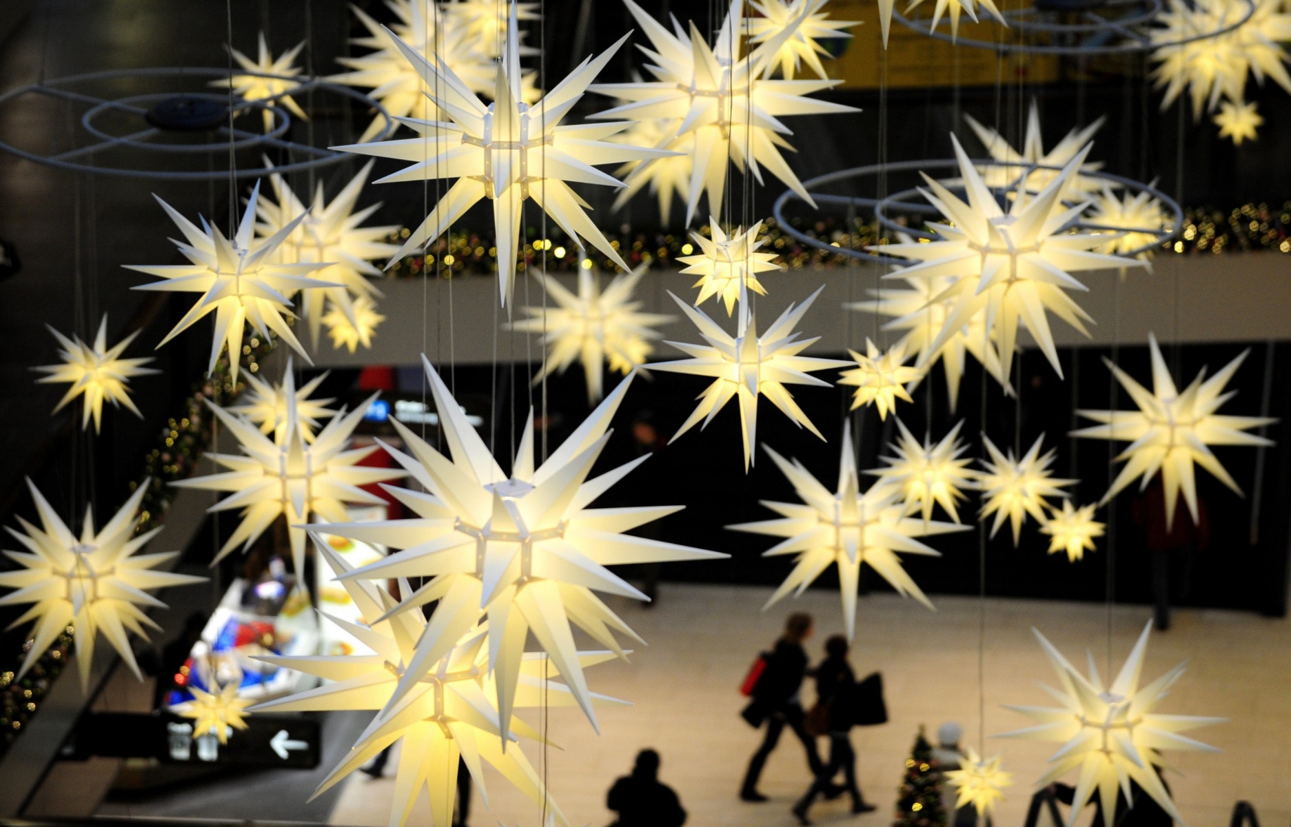 Passanten gehen am Donnerstag (09.12.10) in Dresden durch ein weihnachtlich geschmuecktes Einkaufszentrum. Foto: Norbert Millauer/dapd 091210dre106