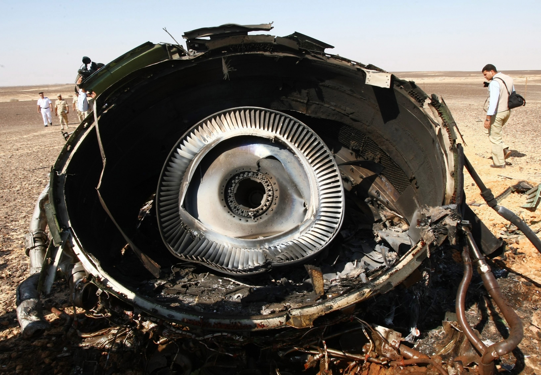 epa05007510 A handout picture provided by the Russian Emergency Ministry press service on 02 November 2015 shows a piece of an engine of Russian MetroJet Airbus A321 at the site of the crash  in Sinai, Egypt, 01 November 2015. The A321 plane of Metrojet en route from Sharm-el-Sheikh, to St. Petersburg crashed in the Sinai, Egypt on 31 October 2015, killing all 224 people on board.  EPA/MAXIM GRIGORIEV / RUSSIAN EMERGENCY MINISTRY / HANDOUT  HANDOUT EDITORIAL USE ONLY/NO SALES EGYPT RUSSIAN METROJET PLANE CRASH AFTERMATH