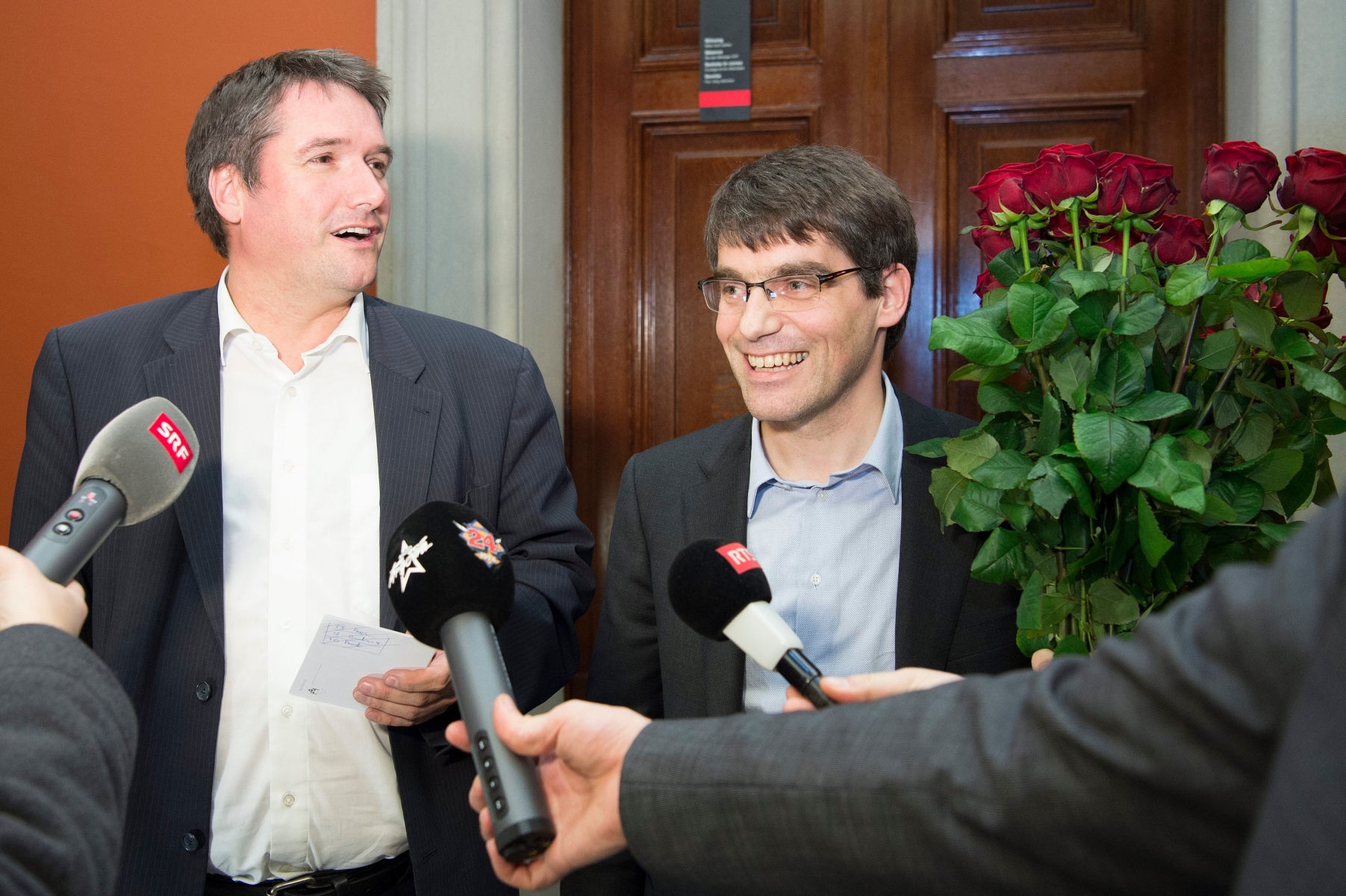 Nationalrat Roger Nordmann, rechts, wird von Parteipraesident Christian Levrat als neuen Fraktionspraesident der SP Schweiz vorgestellt, am Freitag, 20. November 2015, in Bern. (KEYSTONE/Peter Schneider) SCHWEIZ SP FRAKTION