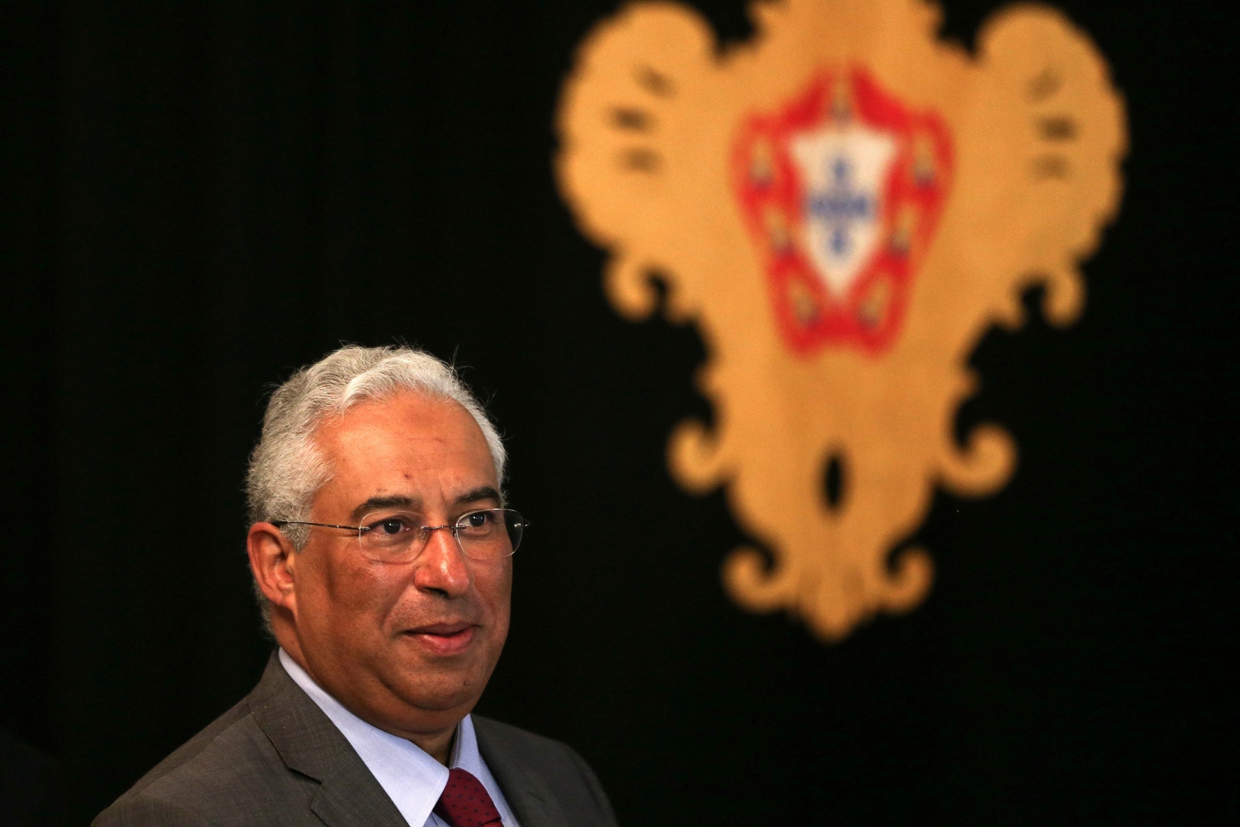 epa05034134 The General Secretary of Socialist Party (PS) Antonio Costa (R) speaks to journalists after a meeting with Portugal's President Anibal Cavaco Silva (not pictured), at Belem Palace in Lisbon, Portugal, 20 November 2015. Anibal Cavaco Silva receives the parties with parliamentary seat. Since last week, the President of the Republic has already received more than 20 entities and personalities, following the approval on 10 November 10 of a motion of rejection of the Government's program. The approval of the document, with the vote of all opposition, implied the resignation of the Executive PSD/CDS-PP Coalition, led by Pedro Passos Coelho.  EPA/MANUEL DE ALMEIDA PORTUGAL PRESIDENTIAL HEARING'S