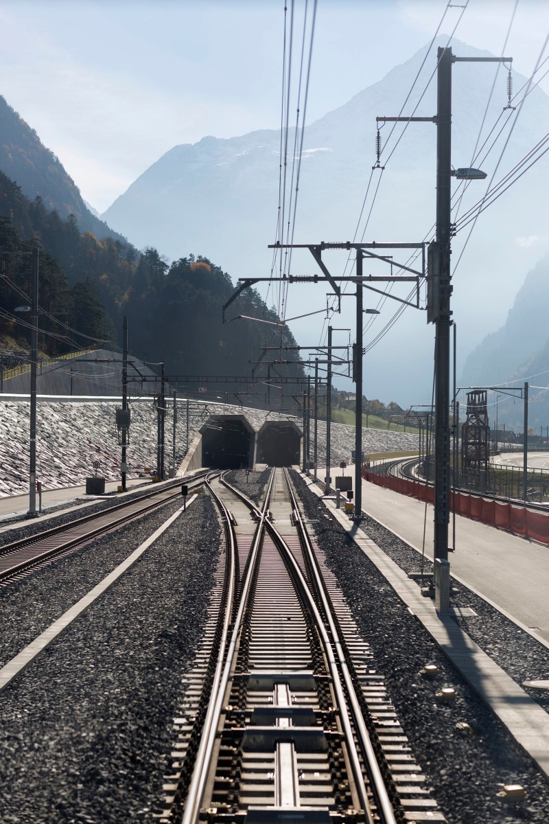 ANLAESSLICH DES TESTBETRIEBS IM GOTTHARD BASISTUNNELS STELLEN WIR IHNEN HEUTE, DONNERSTAG, 19.11.2015, FOLGENDES NEUES BILDMATERIAL EINER TESTFAHRT DURCH DEN BASISTUNNEL ZUR VERFUEGUNG --- Test ride of the Swiss Federal Railways is conducted by train operator Hans Blaser through the west tube of the Base Tunnel from Erstfeld, in the Canton of Uri, to Biasca, in the Canton of Ticino, photographed at the north portal of the Base Tunnel entrance in Erstfeld, on October 31, 2015. The Gotthard Base Tunnel consists of two 57-kilometres-long single-track tubes. It joins the north portal at Erstfeld to the south portal at Bodio. Construction of the New Rail Link through the Alps (NRLA) is creating a fast and efficient railway link. Passenger trains will be able traverse at maximum speeds of up to 250 kilometres per hour. (KEYSTONE/Gaetan Bally)



Eine Testfahrt der SBB durch die Westroehre des Basistunnels von Erstfeld, Kanton Uri, nach Biasca, Kanton Tessin, wird von Lokomotivfuehrer Hans Bl