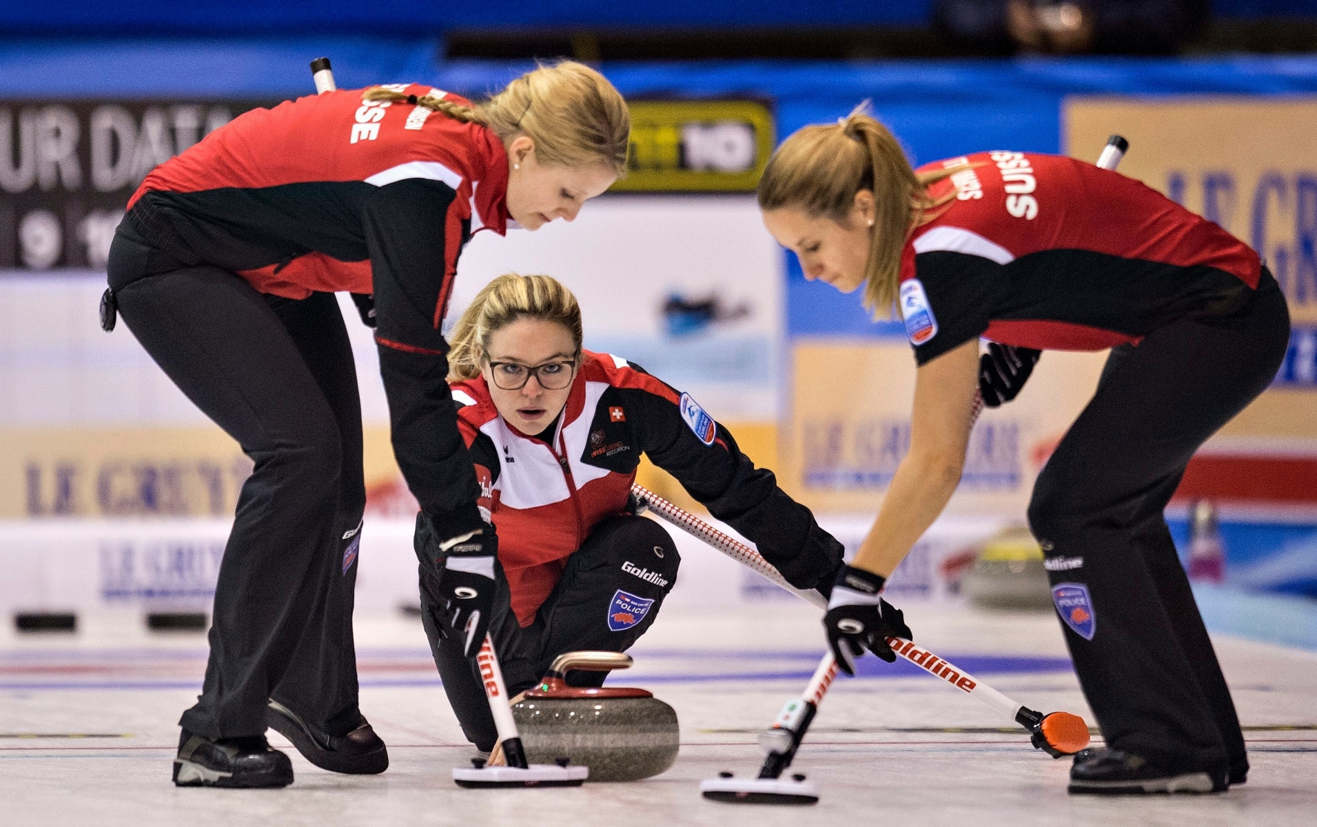epa05035033 Marisa Winkelhausen (L), Alina Platz (C) and Nicole Schwaegli (R) from the Swiss National Curling Team in action on the first day of the 2015 European Curling Championships in Esbjerg, Denmark, 20 November 2015.  EPA/CLAUS FISKER DENMARK CURLING EUROPEAN CHAMPIONSHIP