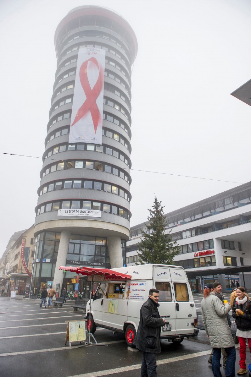 Une banderole montrant le ruban rouge, symbole de la lutte contre le Sida, est deploye sur la tour Espacite lors de la journee mondiale de lutte contre le virus du SIDA



La Chaux-de-Fonds, 1 decembre 2014, Photo : Lucas Vuitel ESPACITE LA CHAUX-DE-FONDS