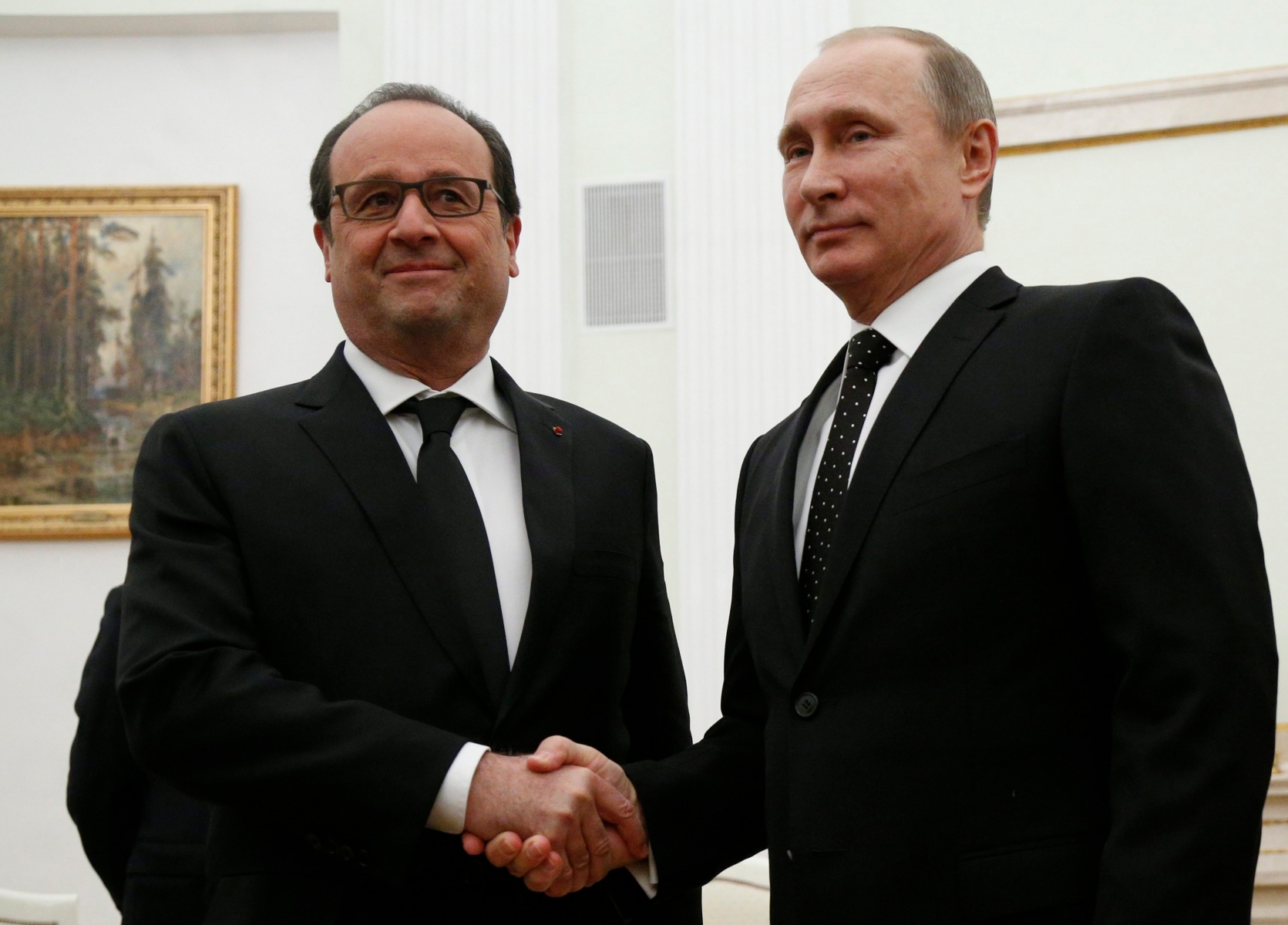 epa05043029 Russian President Vladimir Putin (R) shakes hands with French President Francois Hollande (L), during their meeting in Moscow, Russia, 26 November 2015. Francois Hollande arrived in Moscow to discuss coordination in their common struggle against so called Islamic State terrorist formation in Syria.  EPA/ALEXANDER ZEMLIANICHENKO / POOL RUSSIA FRANCE HOLLANDE DIPLOMACY