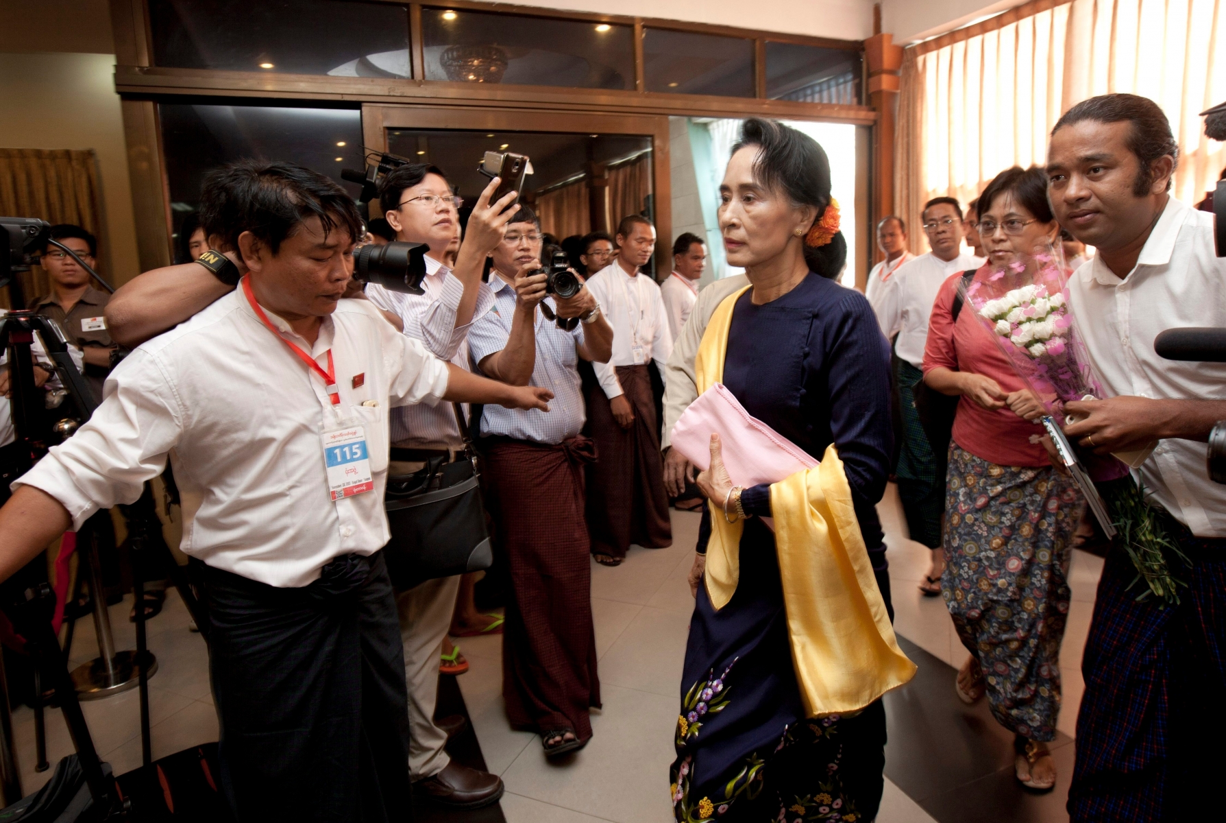 Myanmar opposition leader Aung San Suu Kyi, center, arrives to attend a meeting with newly-elected lawmakers of her National League for Democracy (NLD) party Saturday, Nov 28, 2015, in Yangon, Myanmar. (AP Photo/Khin Maung Win) Myanmar Suu Kyi