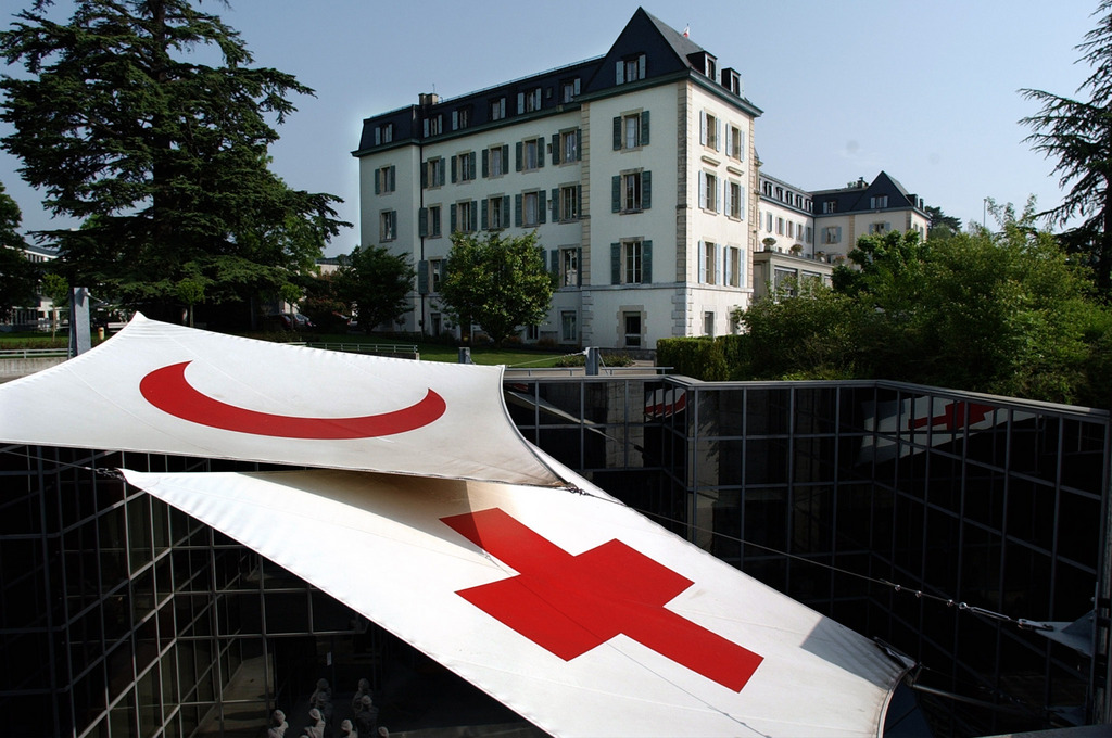 Des drapeaux de la Croix-Rouge et du Croissant-Rouge devant le bâtiment du siège du Comité International de la Croix Rouge à Genève. Le Conseil national vient d'accepter un prêt de 54 millions de francs pour des travaux. (Image d'archives)