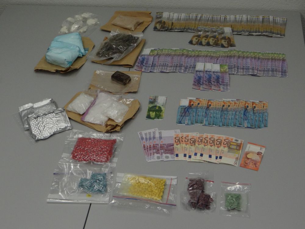 La police a saisi une importante quantité de drogues et d'argent.