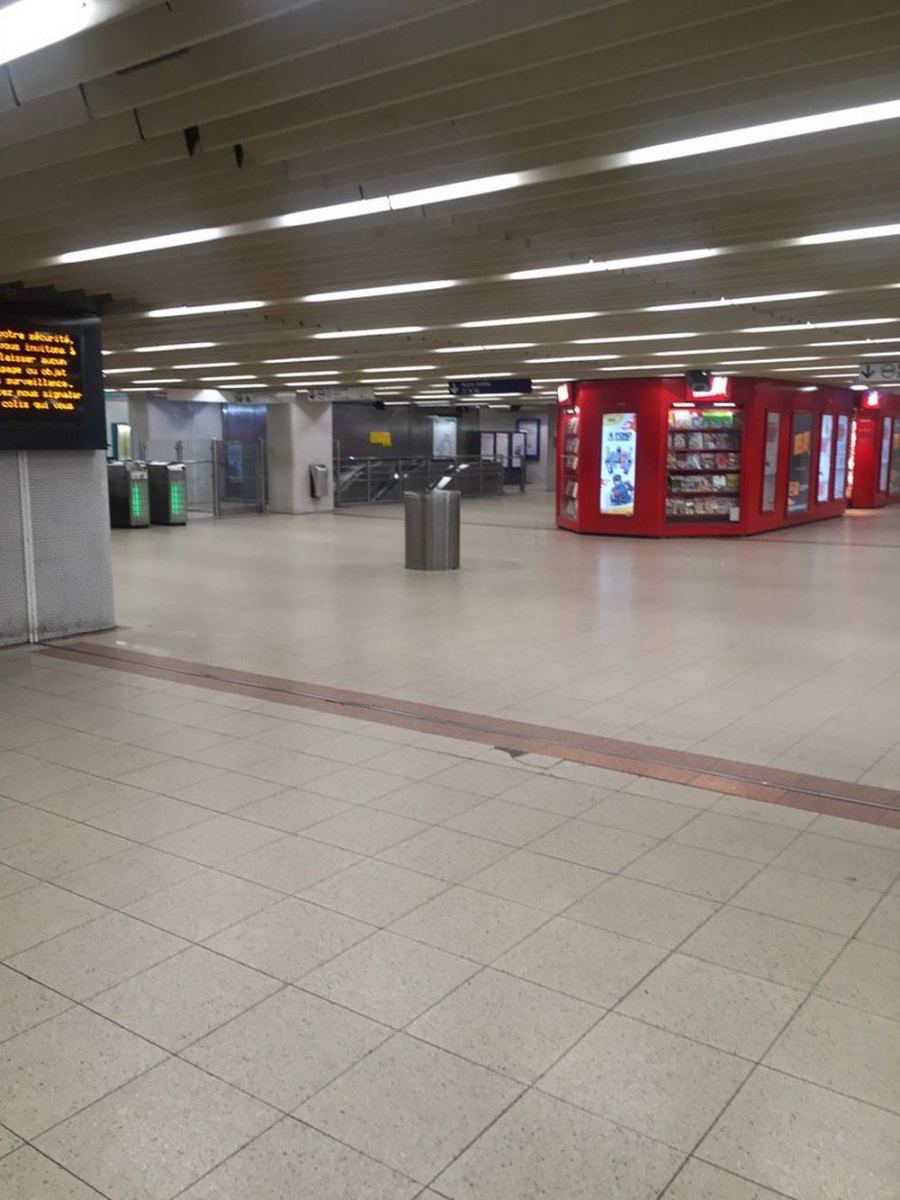 Un internaute a posté sur Twitter une photo de la gare de Lyon déserte après l'évacuation.