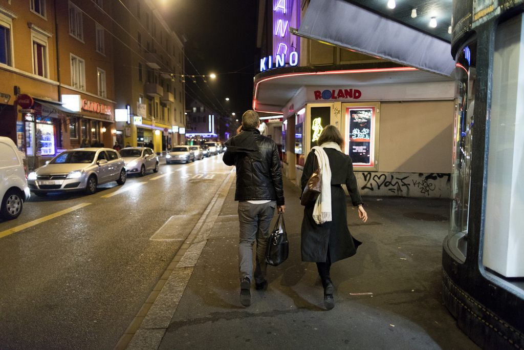 Un homme a été exclu d'un bar de la Langstrasse à Zurich de nuit, lieu de fête très animé. Il est revenu avec un fusil d'assaut. (Photo d'illustration)