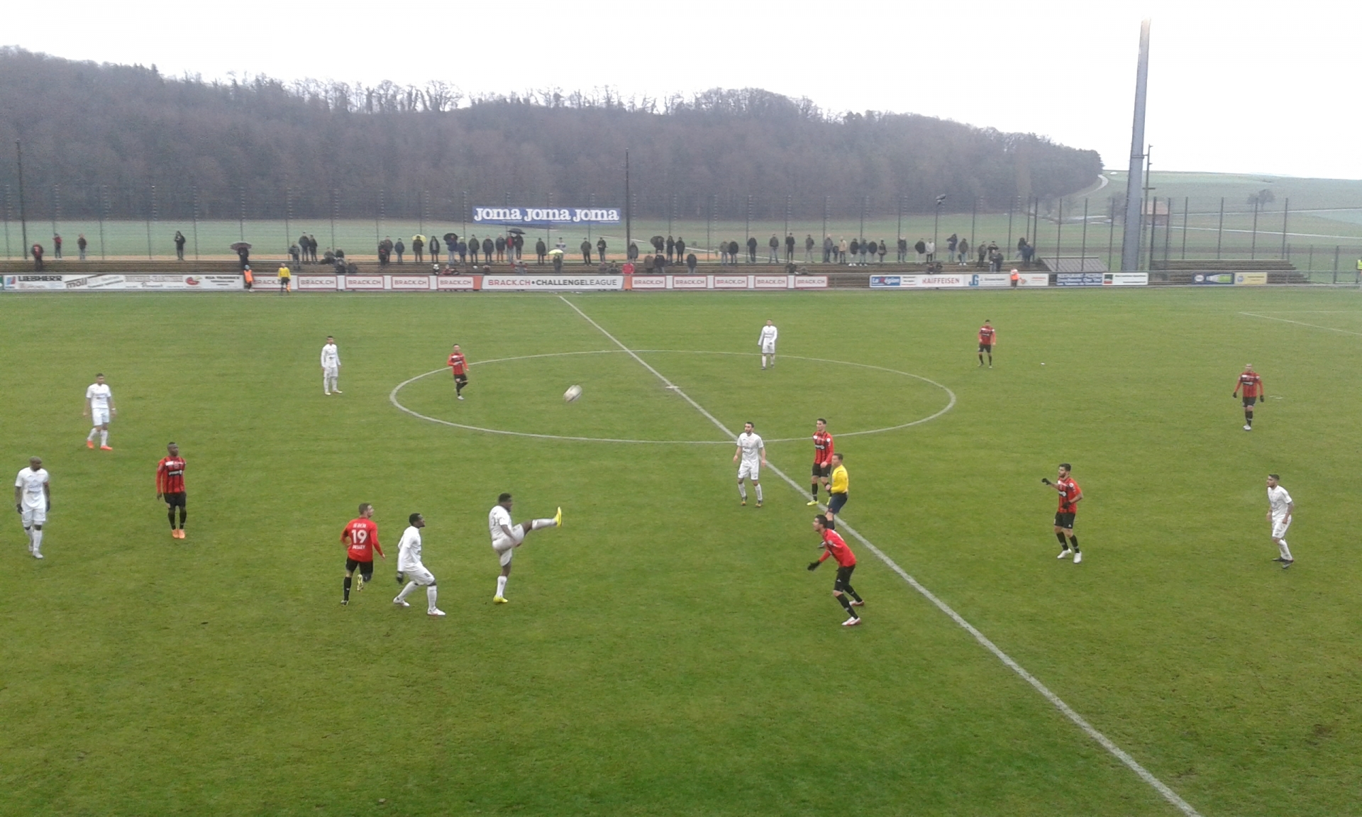 Finalement, le match Le Mont - Neuchâtel Xamax FCS a pu se dérouler sur un terrain parfaitement déneigé mais gorgé d'eau, à Baulmes.