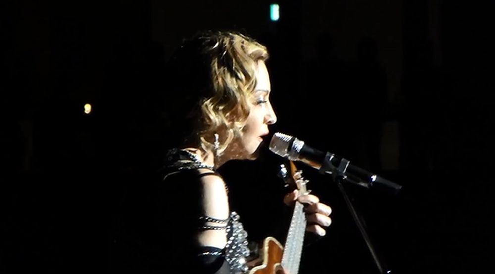 Madonna rend hommage aux victimes des attentats de Paris.
