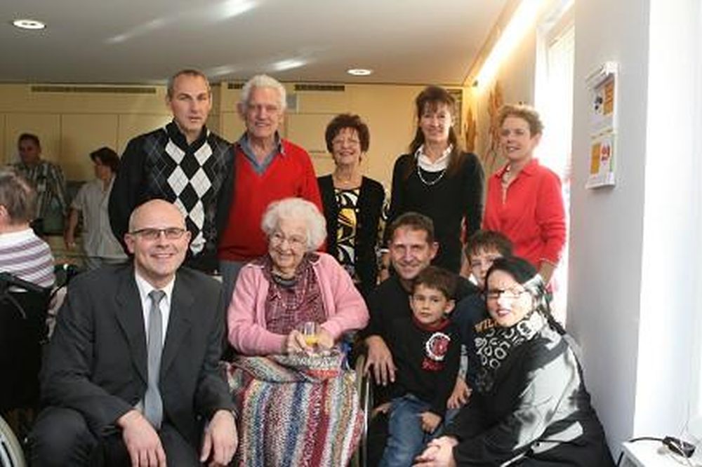 Elle posait ici en compagnie de sa famille, à l'occasion de son 105e anniversaire.