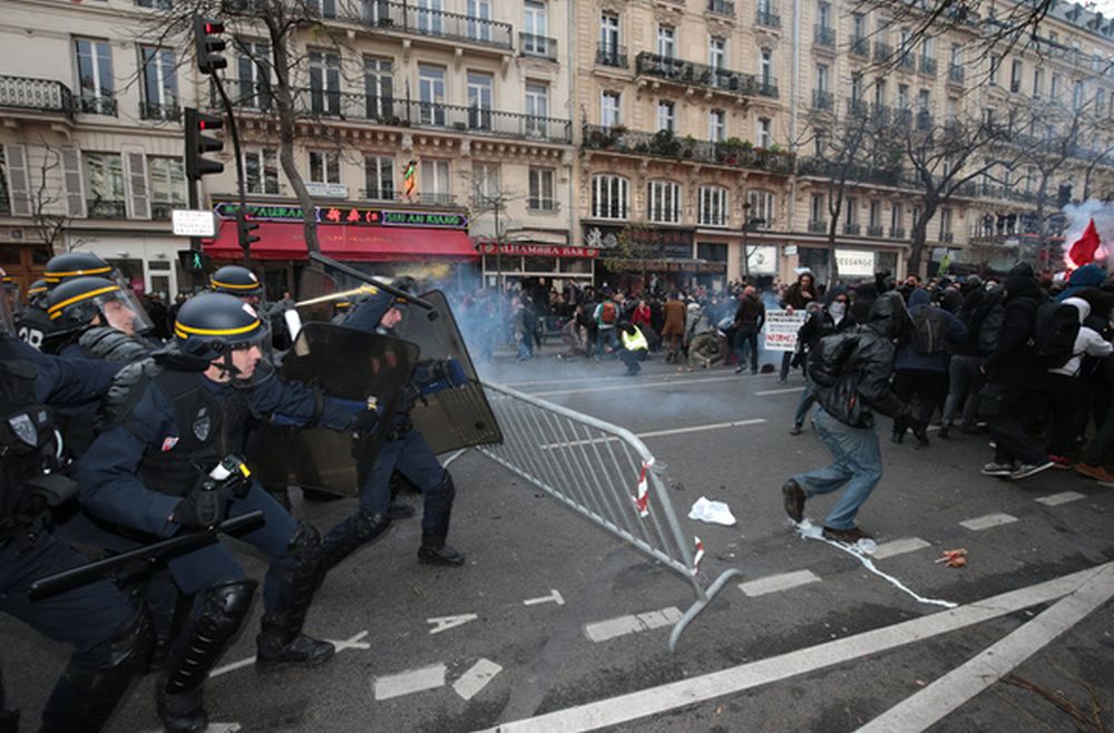 CRS et manifestants se sont affrontés place de la République à Paris.
