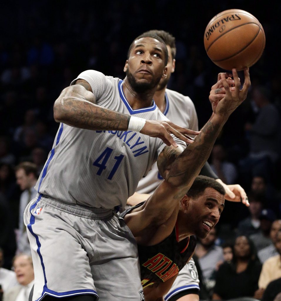 Thomas Robinson des Nets prend le dessus sur le Hawk Thabo Sefolosha.