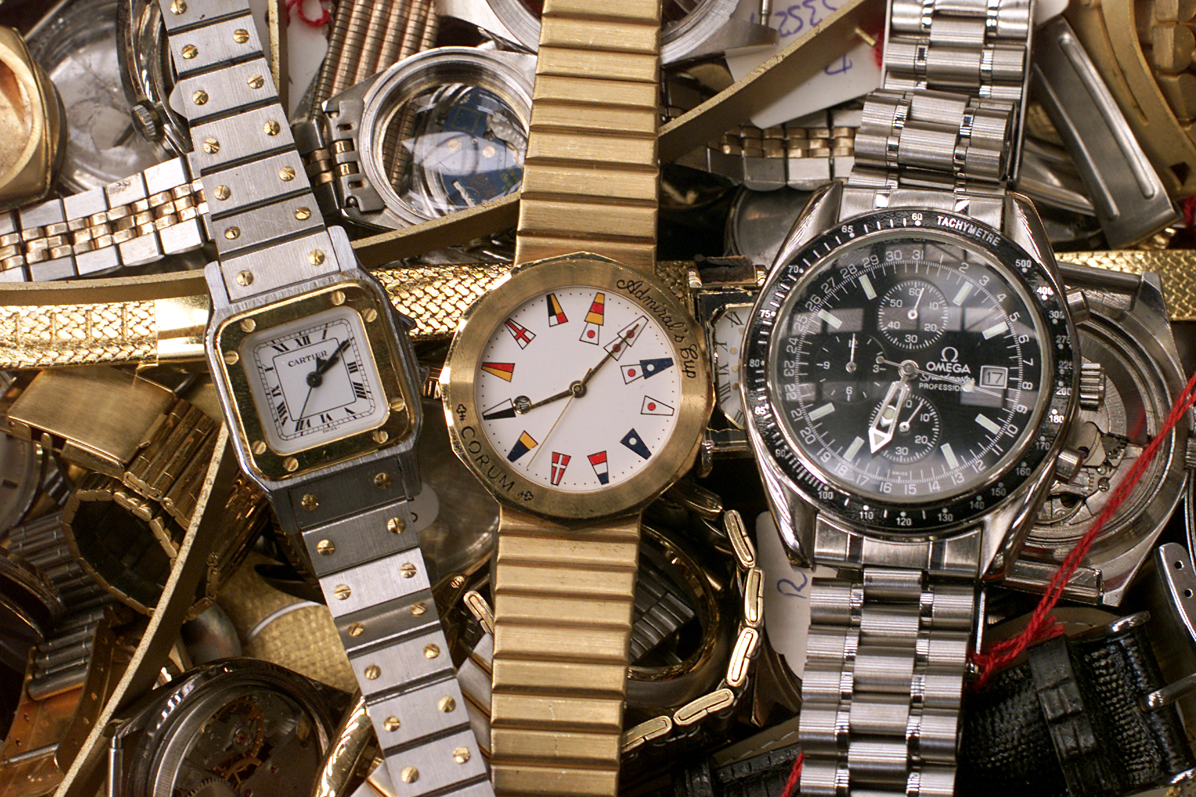 Les douanes suisses ont intercepté des centaines d'envois de fausses montres ces dernières semaines.