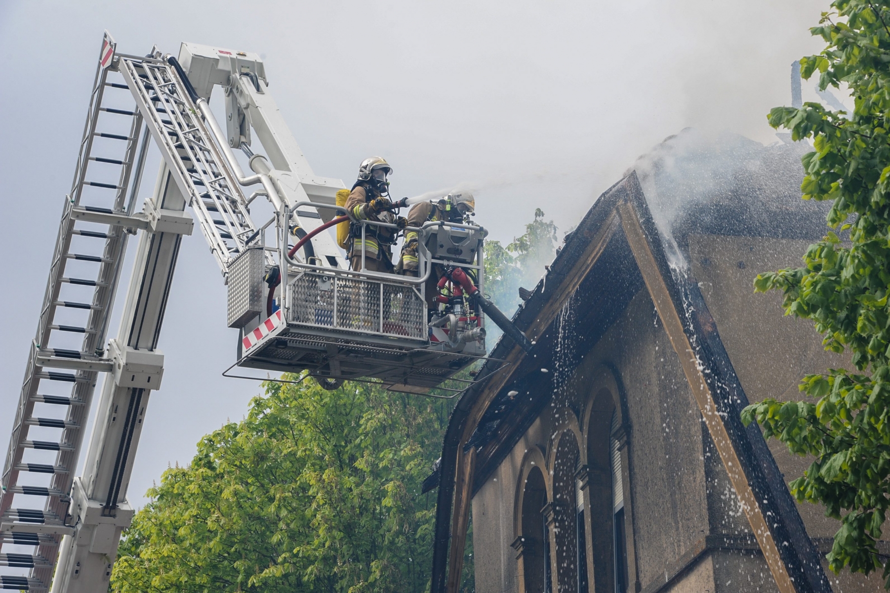 Incendie dans les combles du chateau de Trois-Rods    BOUDRY  18 04 2014  PHOTO: CHRISTIAN GALLEY