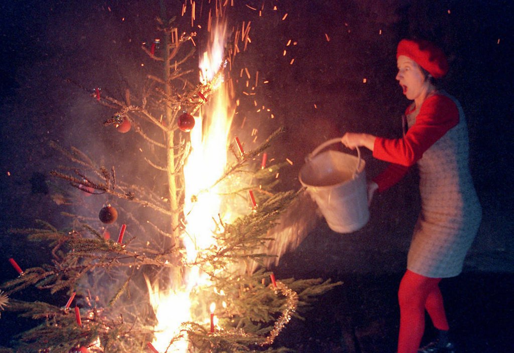 Les spécialistes recommandent de garder un seau d'eau à proximité du sapin.