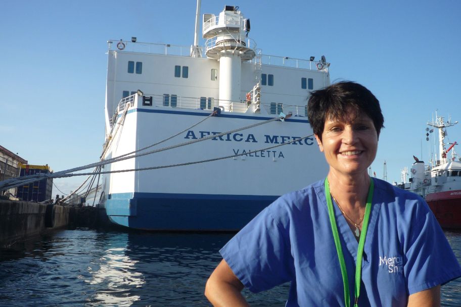 Françoise Thomann devant l'Africa Mercy