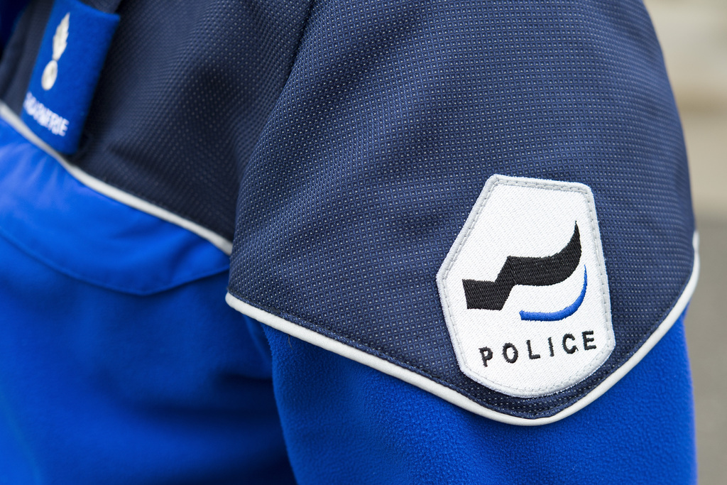 Les deux agents de la police fribourgeoise ont porté plainte contre l'individu.