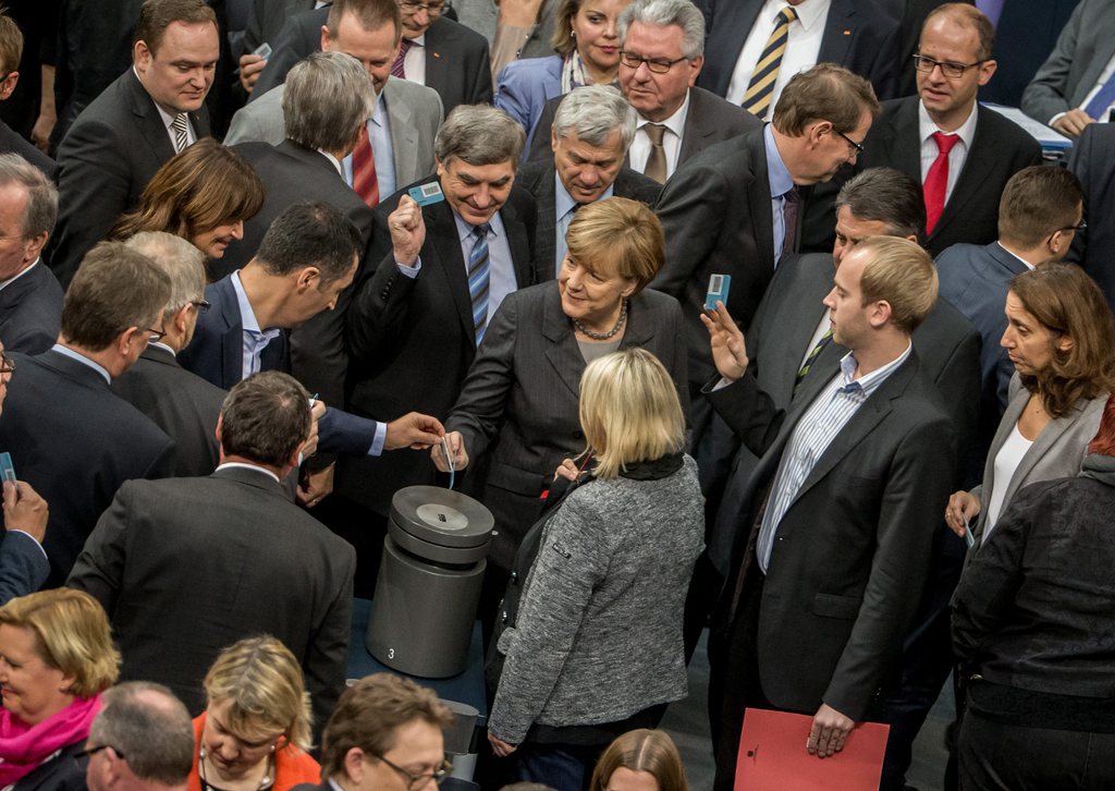 Les députés allemands ont approuvé sans surprise par 445 voix pour (146 contre et sept abstentions) le plan du gouvernement d'Angela Merkel.
