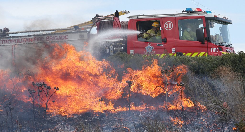 Plus de 150 pompiers ont passé la journée de Noël à combattre les flammes.
