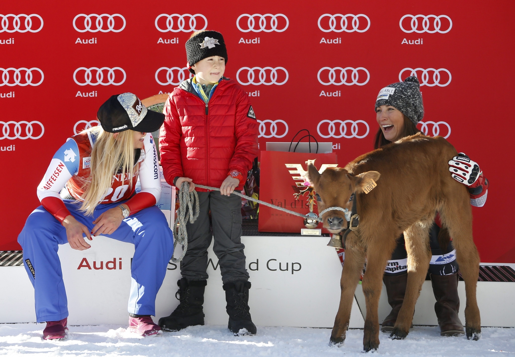 Lara Gut et son nouvel animal de companie font connaissance sur le podium de Val d'Isère.