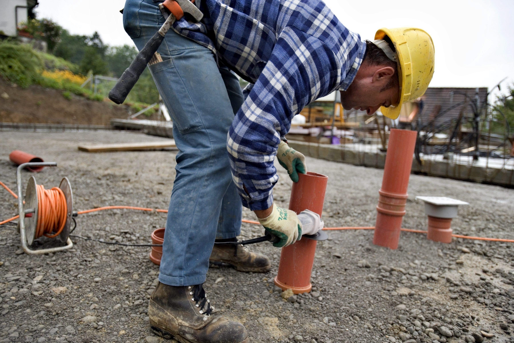 ARCHIV --- Ein Bauarbeiter aus Ex-Jugoslawien montiert am 16. August 2005 auf einer Baustelle in Meilen Kunststoffrohre. Der Staenderat will die Weiterfuehrung und die Ausdehnung der Personenfreizuegigkeit in einem einzigen Erlass zusammenfassen. Nach langer Diskussion ueberwog das Argument, die EU wuerde keinen Ausschluss von Bulgarien und Rumaenien akzeptieren. (KEYSTONE/Gaetan Bally)   ACCORDS BILATERAUX