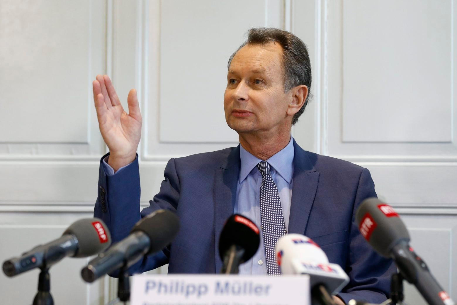 FDP-Parteipraesident Philipp Mueller spricht ueber seinen Ruecktritt als FDP-Parteipraesident, waehrend einer Medienkonferenz, am Dienstag, 15. Dezember 2015 in Bern.  (KEYSTONE/Peter Klaunzer) SCHWEIZ FDP RUECKTRITT PHILIPP MUELLER