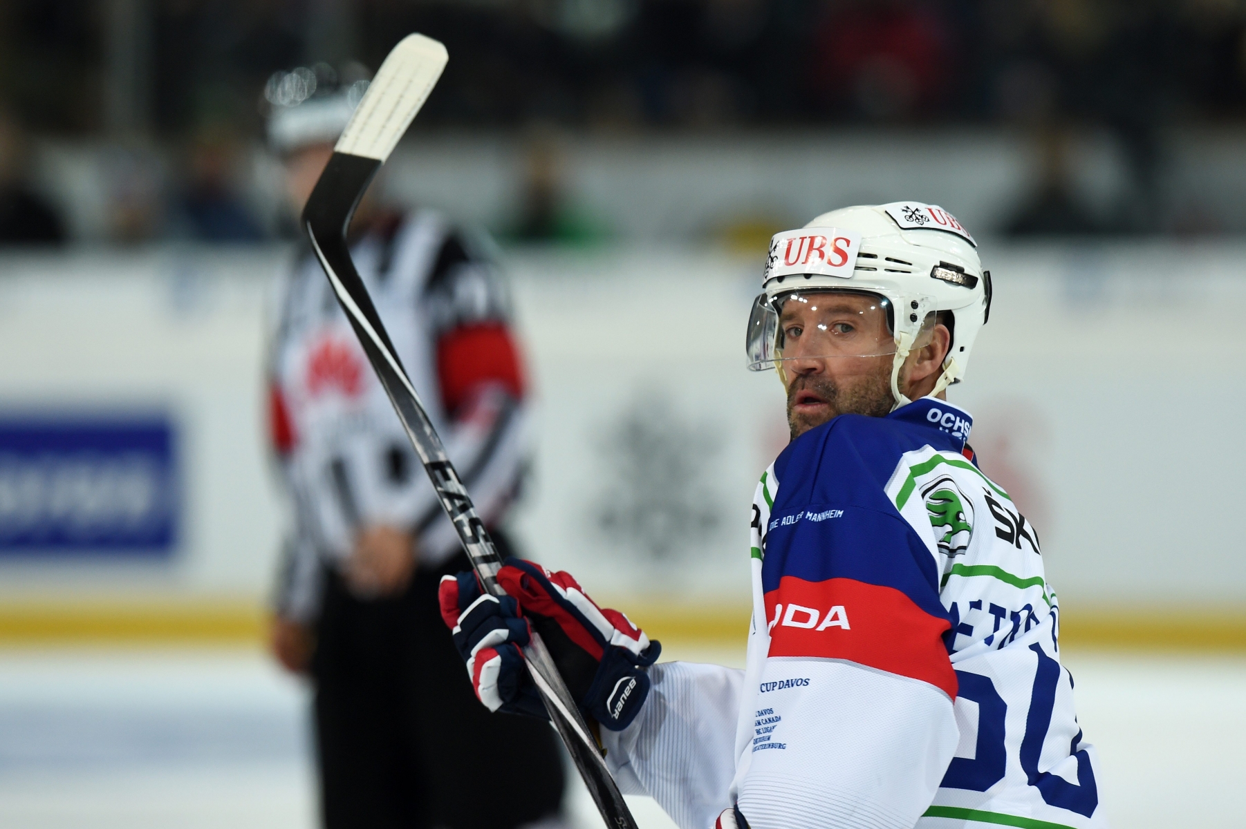 Mannheims Glen Metropolit during the game between Switzerland's HC Lugano and Adler Mannheim at the 89th Spengler Cup ice hockey tournament in Davos, Switzerland, Saturday, December 26, 2015. (KEYSTONE/Melanie Duchene) EISHOCKEY SPENGLER CUP 2015 LUGANO MANNHEIM