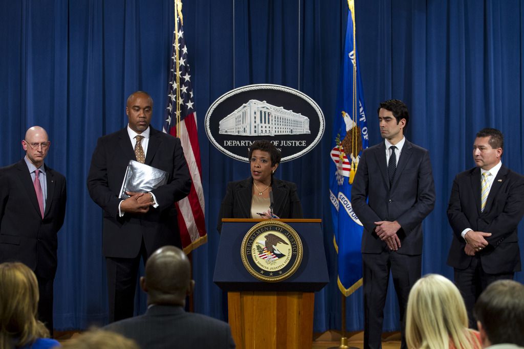 La ministre américaine de la Justice Loretta Lynch (au centre) a annoncé l'interpellation de seize nouvelles personnes jeudi.  