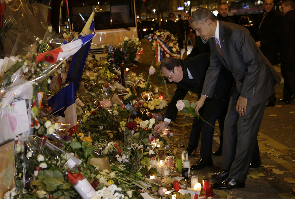Le Président Obama se recueillant devant le Bataclan après les tueries de Paris alors qu'il était en déplacement à la COP21.