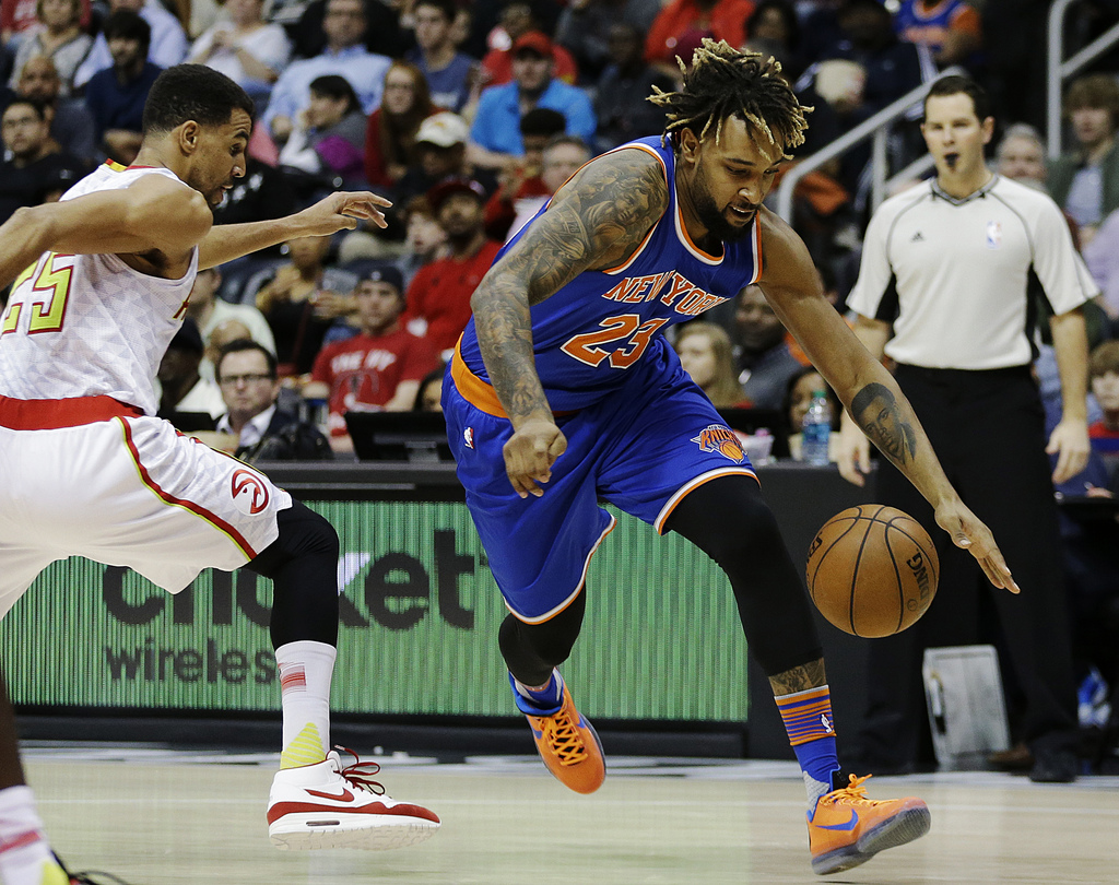 Derrick Williams des New York Knicks a été bien maîtrisé par Thabo Sefolosha tout au long de la partie. Les Hawks ont battu les orange et bleu.