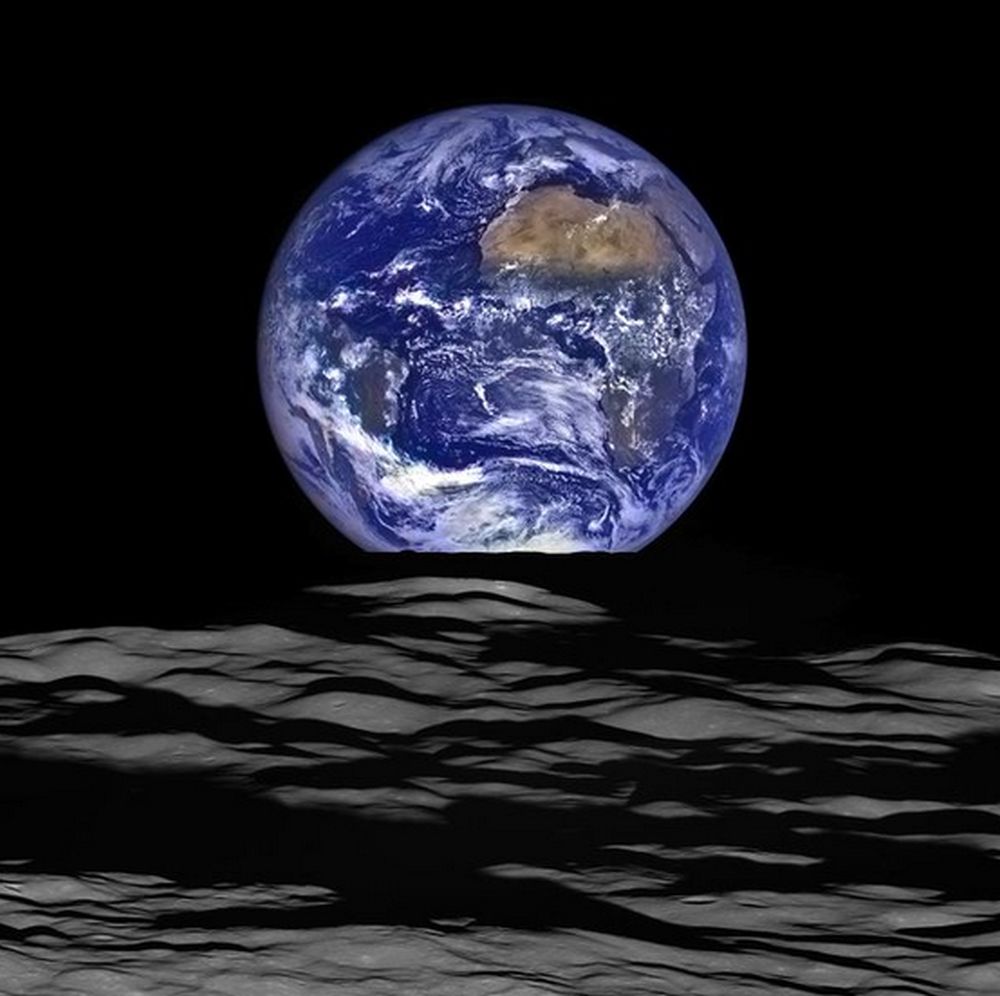 La planète bleue se lève sur la Lune.