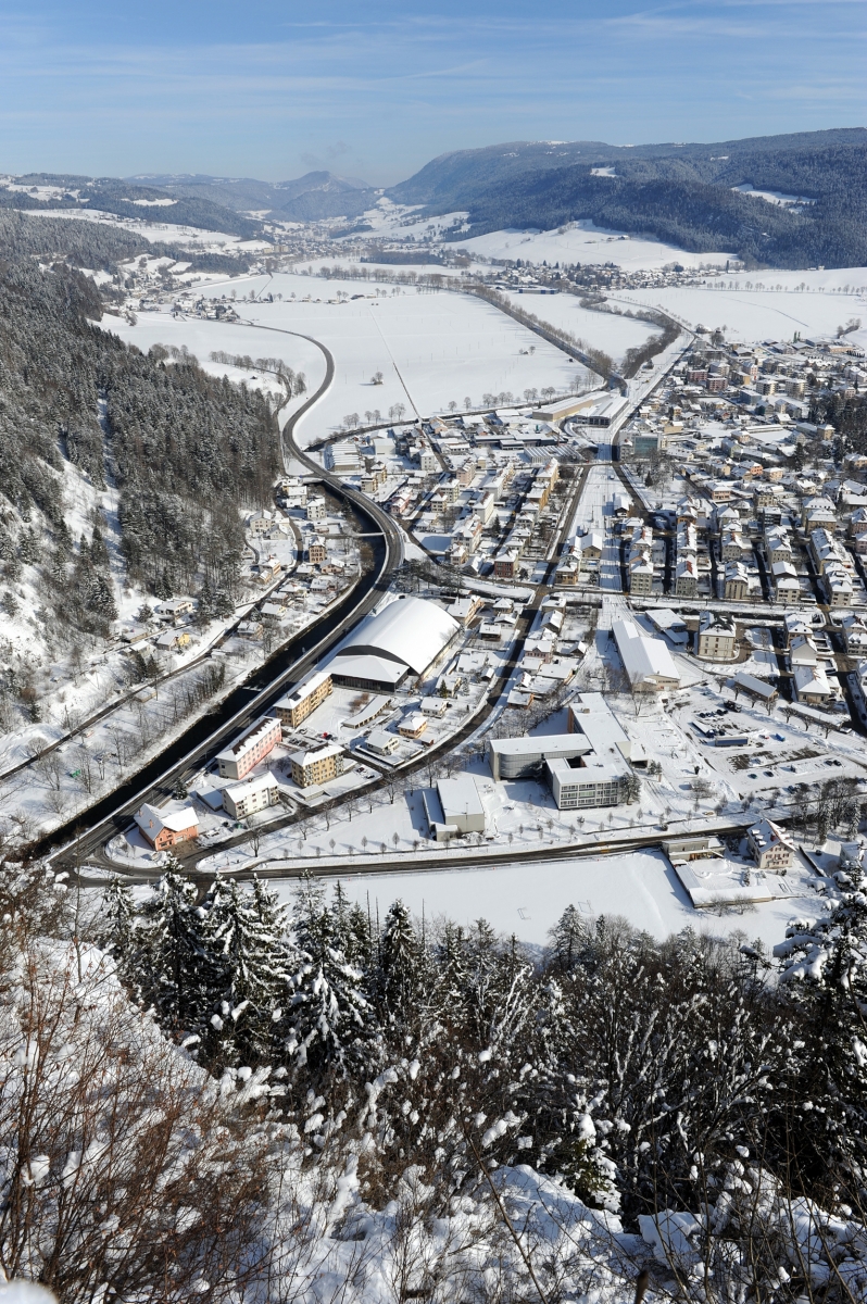 Le village de Fleurier, avec la H10 à gauche.